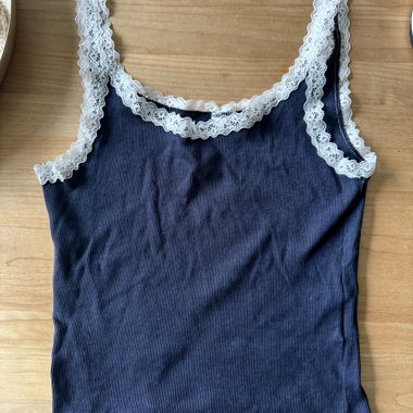 Haut en dentelle bleu marine