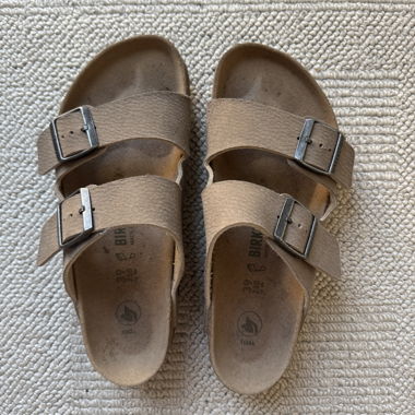 Beige Birkenstock-Sandalen