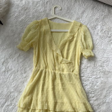leichtes Sommerkleid gelb