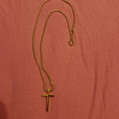 Kette mit goldenem Kreuz