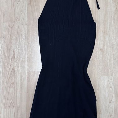 Abito nero con scollo neckholder