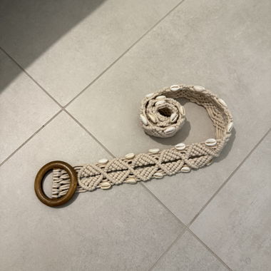 Cintura in macramè con conchiglie