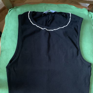 Top mit Glitzer-Kette am Kragen 