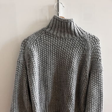 Grauer Strickpullover