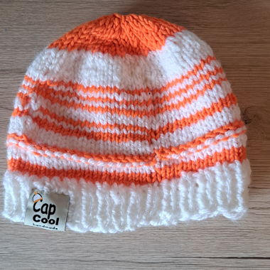Cappellino in maglia arancione/bianco