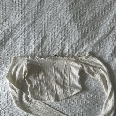 Schulterfreies weisses langarm Croptop