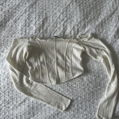 Schulterfreies weisses langarm Croptop