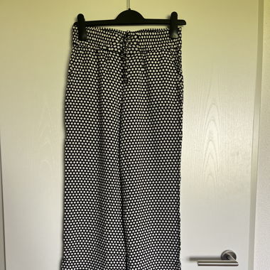 Gepunktete weite Hose von C&A