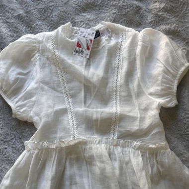 Blouse blanche en dentelle à volants