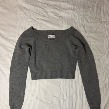 Pull court gris Bershka