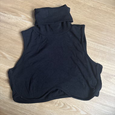 Crop top nero senza maniche con collo alto