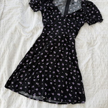Robe à fleurs noire