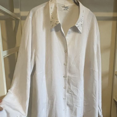 White shirt with collar details