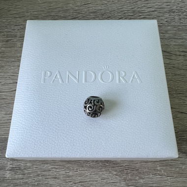 Charm Pandora in argento con motivi a volute
