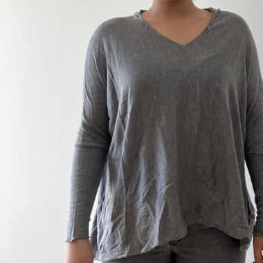 Grauer leichter Pulli