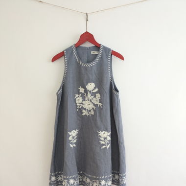 Leinenkleid mit Stickerei von Zara XS/S