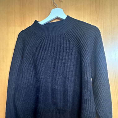 schwarzer strickpulli