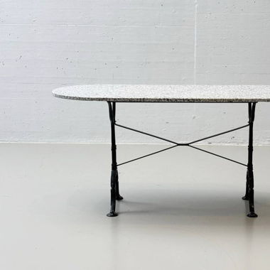 Eleganter Outdoor Tisch aus Granit