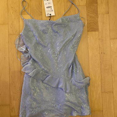 Abito con paillettes e bretelle
