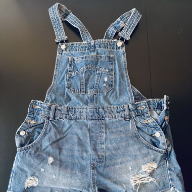 Kurze blaue Jeans Latzhose