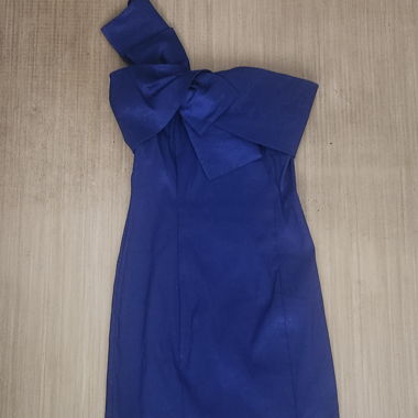 Blaues enges Kleid
