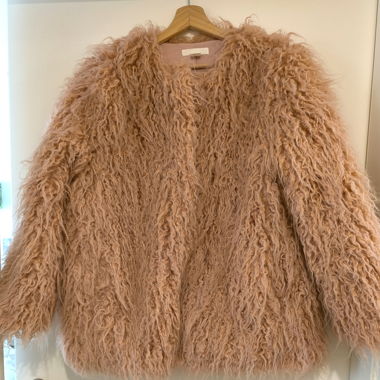 Manteau court en fausse fourrure 
