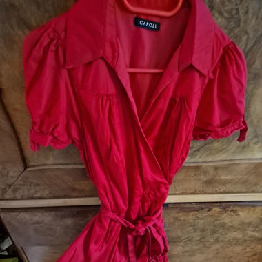Rotes Wickelkleid im 50er style