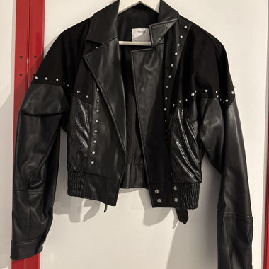Giacca in ecopelle con borchie Bershka