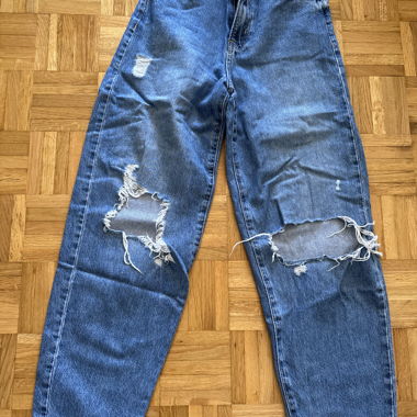 Jean large déchiré