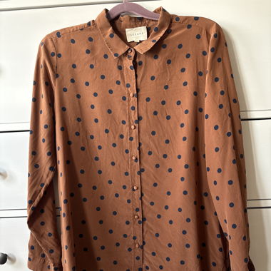 Sézane Polka-Dot-Hemd aus Seide