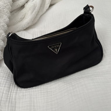 Guess Schultertasche schwarz