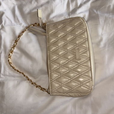 Beige gesteppte Schultertasche mit goldener Kette