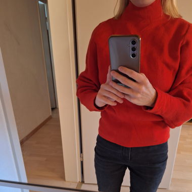 Roter Rollkragenpullover