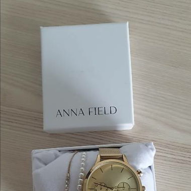 Anna Field Uhr