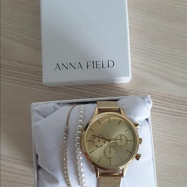 Anna Field Uhr