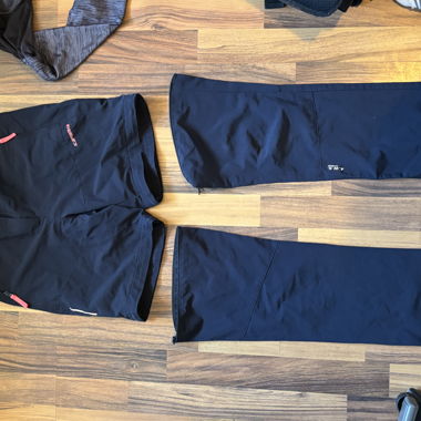 Hiking pants with removable legs