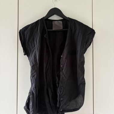 Chemise noire sans manches