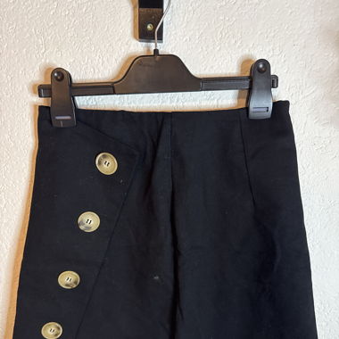 Jupe noire à boutons