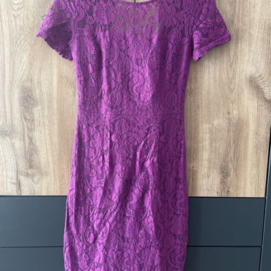 Robe en dentelle violette