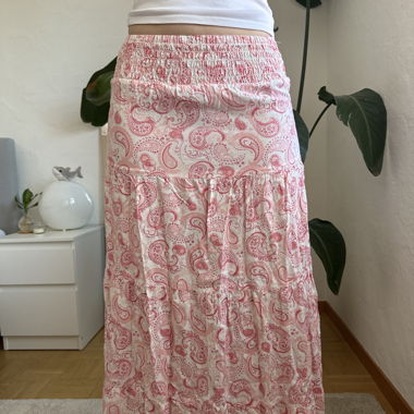 Jupe longue en satin motifs cachemire rose