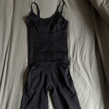 Schwarzer Shaping-Body mit Shorts