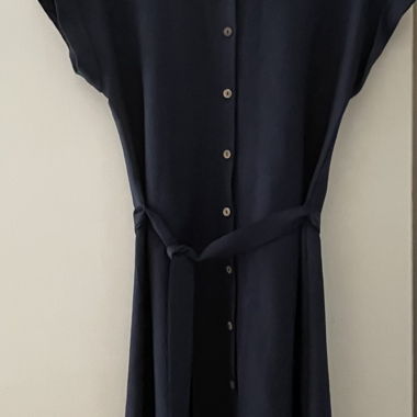 Robe chemisier bleu foncé avec ceinture à nouer