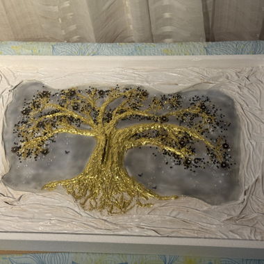 Reliefbild mit goldenem Baum