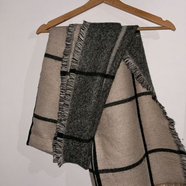 Sciarpa a quadri con frange rosa chiaro/beige e grigio