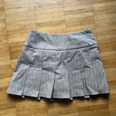 Faltenrock mit Hose
