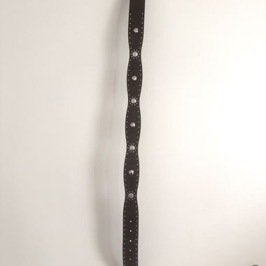 Brauner Gürtel mit silbernen Details 