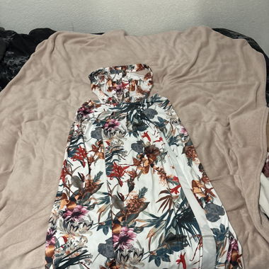 Robe blanche fleurie très échancré très décolleté 