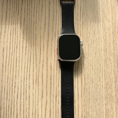 Smartwatch, Kopfhörer und Armbänder