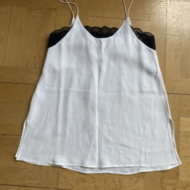 Weisses Top mit schwarzer Spitze