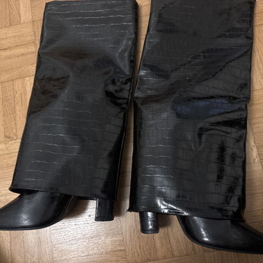 Schwarze Winterstiefel mit Absatz
